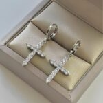 Сережки у вигляді хрестика з камінням на круглій застібці срібло2