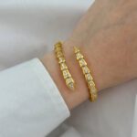 Жорсткий браслет з камінням BVLGARI у вигляді змії золото на руці