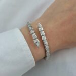 Жорсткий браслет з камінням BVLGARI у вигляді змії срібло на руці
