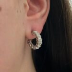 Сережки BVLGARI з камінням у вигляді змії срібло на вусі