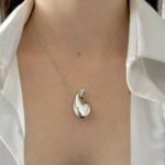 Підвіс з великою краплею срібло на тілі