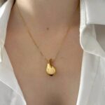Підвіс з маленькою краплею золото на тілі