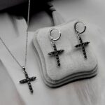 Комплект прикрас із підвісу та сережок у вигляді хрестика з камінням чорний2