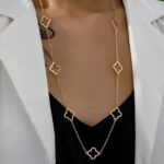 Підвіс Van Cleef з колекції Byzantine Alhambra з багатьма конюшинами на тілі