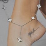 Браслет на ніжку із підвіскою Louis Vuitton у сріблі