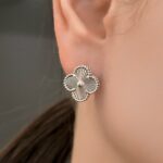 Сережки Van Cleef з металевою серцевиною на англійській застібці срібло на вусі