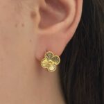 Сережки Van Cleef з металевою серцевиною на англійській застібці лимонне золото на вусі