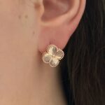 Сережки Van Cleef з металевою серцевиною на англійській застібці рожеве золото на вусі