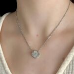 Підвіс з конюшиною Van Cleef з металевою серцевиною срібло на тілі