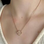 Підвіс з конюшиною Van Cleef з металевою серцевиною рожеве золото на тілі