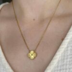 Підвіс з конюшиною Van Cleef з металевою серцевиною лимонне золото на тілі