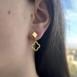 Сережки Van Cleef з колекції Byzantine Alhambra золото на вусі
