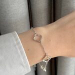 Браслет Van Cleef з колекції Byzantine Alhambra срібло на руці