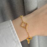 Браслет Van Cleef з колекції Byzantine Alhambra золото на руці