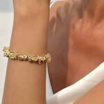Браслет у вигляді геометричних злитків металу золото на руці