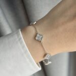 Браслет Van Cleef з маленькими конюшинами у камінні срібло на руці