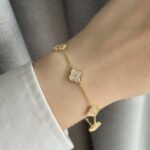 Браслет Van Cleef з маленькими конюшинами у камінні золото на руці