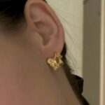 Маленькі прямокутні сережки у вигляді геометричних злитків металу золото на вусі
