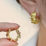 Сережки-кільця з хвилястими елементами золото на вусі