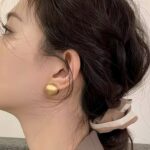 Круглі сережки у вигляді перлин золото на вусі