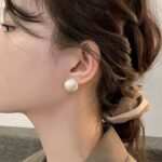 Круглі сережки у вигляді перлин срібло на вусі