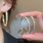 Великі сережки-кільця BVLGARI у вигляді змії на вусі