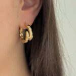 Маленькі сережки-кільця BVLGARI у вигляді змії золото на вусі