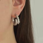Маленькі сережки-кільця BVLGARI у вигляді змії срібло на вусі