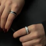 Керамічна каблучка з рухливим елементом та камінням по колу на руці2