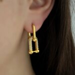 Подвійні сережки Tiffany з колекції HardWear з камінням золото на вусі