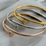 Тонкий браслет-цвях Cartier з камінням цирконію на кінцях з логотипом