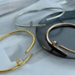 Тонкий браслет-цвях Cartier з камінням цирконію на кінцях з логотипом застібка