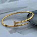 Тонкий браслет-цвях Cartier з камінням цирконію на кінцях з логотипом лимонне золото