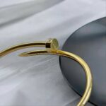 Тонкий браслет-цвях Cartier з камінням цирконію на кінцях з логотипом лимонне золото лого