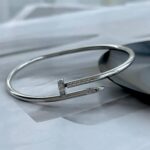Тонкий браслет-цвях Cartier з камінням цирконію на кінцях з логотипом срібло