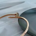 Тонкий браслет-цвях Cartier з камінням цирконію на кінцях з логотипом рожеве золото лого