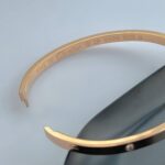 Тонкий жорсткий браслет Cartier з камінням та логотипом рожеве золото лого