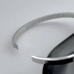 Тонкий жорсткий браслет Cartier з камінням та логотипом срібло лого