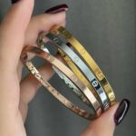 Тонкий жорсткий браслет Cartier з логотипом