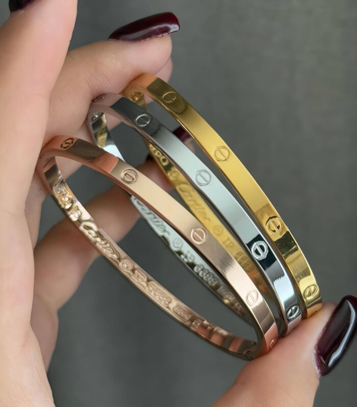 Тонкий жорсткий браслет Cartier з логотипом