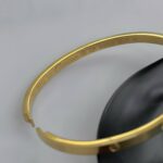 Тонкий жорсткий браслет Cartier з логотипом лимонне золото лого