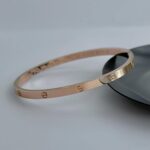 Тонкий жорсткий браслет Cartier з логотипом рожеве золото