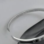 Тонкий жорсткий браслет Cartier з логотипом срібло лого