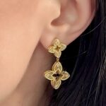 Довгі сережки у вигляді квіточок з камінням золото на вусі