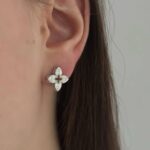 Сережки-пусети у вигляді квіточок з камінням срібло на вусі