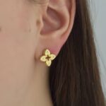 Сережки-пусети у вигляді квіточок з камінням золото на вусі