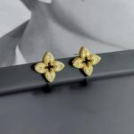 Сережки-пусети у вигляді квіточок з камінням золото
