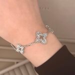 Ланцюговий браслет з квіточами та камінням срібло на руці