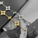 Ланцюговий браслет з квіточами та камінням застібка