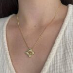 Ланцюжок з підвіскою у вигляді квіточки з камінням на тілі